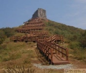 진해 웅산에 설치된 나무 등산로