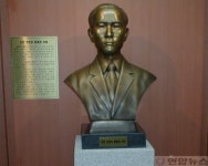 정봉모(鄭鳳謨) 초대 천안지원장 흉상