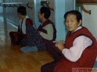 금매복지원 복도에 앉아 있는 노인들