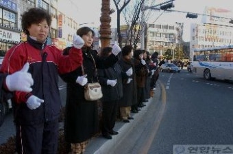 출근길 지지호소하는 운동원들