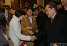 젊은이들과 악수하는 이회창후보