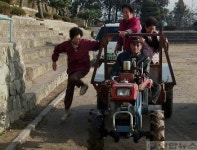 농촌 촌로들 경운기 타고 투표장으로