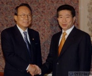 박관용국회의장과 악수하는 노무현대통령당선자