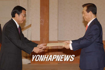 김대통령, 주일대사로부터 신임장 받아
