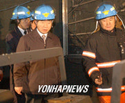 중앙로 역사를 나오는 노당선자