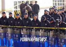 차량정비소 삼엄한 경계