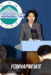 청와대 대변인 첫 공식 브리핑