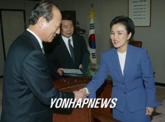 검찰총장 인사받는 강금실 법무부장관