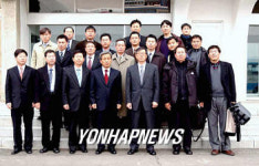 정몽헌 현대아산 회장 등 평양 도착