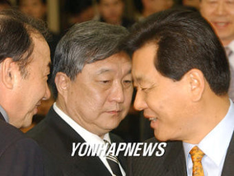 인사하는 민주당 총무와 사무총장