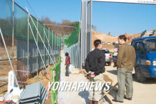 야산 정상까지 잘라낸 아파트 건설 현장