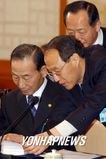 파병동의 심의안 보는 국방장관