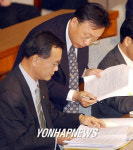 답변 준비하는 박봉흠 장관