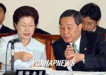 논의하는 김화중보건복지부장관