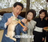 토끼에게 먹이주는 노대통령 가족