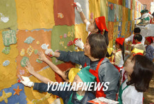 학교담장 장식하는 초등학생들