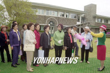 청남대 본관 뜰 앞의 관광객들