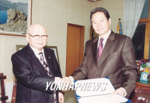 고향에 경로당 기증서 전달하는 老한의사