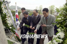 한국전 참전기자들 순직종군기념비에 헌화