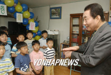 고총리 어린이들과 수화