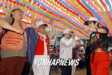 어버이날 경로행사 즐거운 노인들
