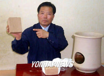황토로 정화용 벽돌만든 농민