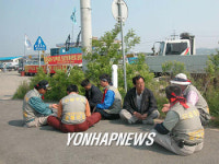 협상결과 기다리는 운송노조 조합원들