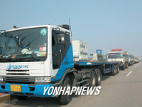 운행 않은 채 길게 늘어 선 화물차