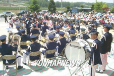 경로잔치 흥 돋우는 공사 군악대