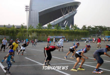 월드컵경기장 주차장서 인라인 스케이트 타는 사람들