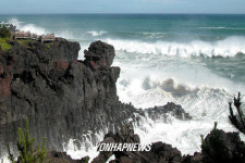 서귀포 `지삿개해안의 파도 관광