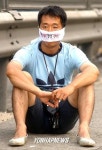 생각에 잠긴 농민