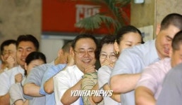 어깨 두드려주는 조흥은행 직원들