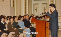 盧대통령 관리직 여성공무원과 대화
