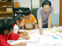 마을어린이들에게 심리상담하는 홍순애씨