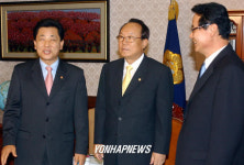 중재하는 박관용의장