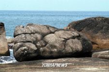 바위로 된 관세음보살님의 발