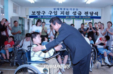 장애학생에 보장구 전달
