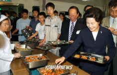 배식받는 권여사