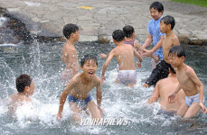 서울 도심 어린이들 물장구