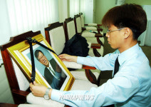 영정에 리본 다는 현대아산 직원