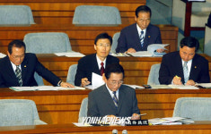 국회 본회의장의 총리와 장관들