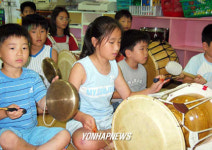풍물 배우는 어린이들