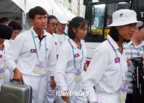 연습장 가는 북한 양궁팀