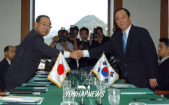 한일 수도경찰청장 악수