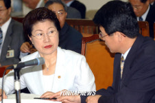 답변 준비하는 김화중보건복지부장관