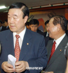 긴 당무회의 끝내고 회의장 나오는 신.구주류의원들