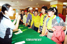 설명듣는 육로관광객