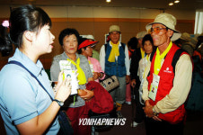 설명듣는 육로관광객