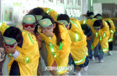 화재대피훈련하는 초등학생들